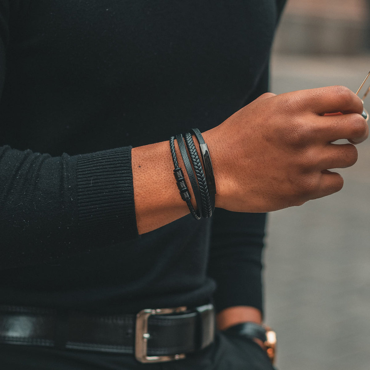 SERASAR - Bracciale da uomo in pelle di alta qualità, con chiusura magnetica in acciaio inox, nero, argento e oro, con scatola per gioielli, ottima idea regalo